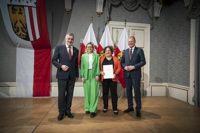 Landeshauptmann Thomas Stelzer und Bildungsdirektor Al­fred Klamp­fer mit Bürgermeisterin Ines Schiller und Elisabeth Eckel-Knoth. | Foto: Land Oberösterreich/MM