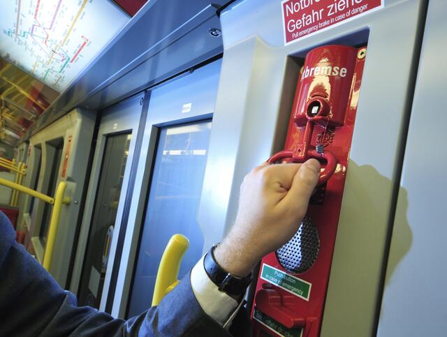 Eine Frau verletzte sich in Folge einer Kettenreaktion nach einer Notbremsung. Haften müssen die Wiener Linien. | Foto: Johannes Zinner/Wiener Linien