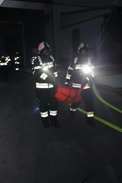 Über 100 Feuerwehrkameraden und -kameradinnen nahmen an dieser Übung teil. | Foto: OFM Patrick Marcher, BFVVO