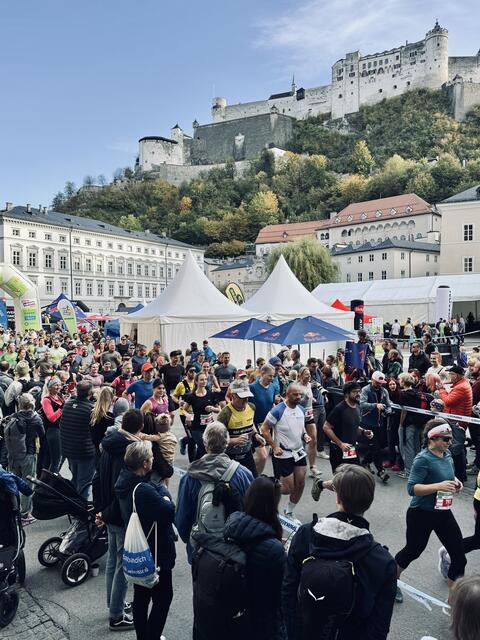 Traumwetter am Samstag, das die Massen auf den Kapitelplatz zog zum Start- und Zielbereich des 13. Salzburg Trailrunning Festivals. | Foto: G-Sport/Salzburg Trailrunning Festival