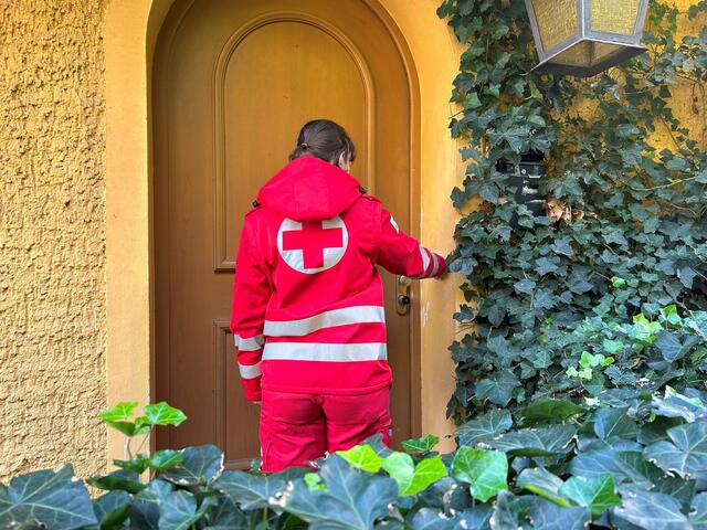 Die Mitarbeitenden, die innerhalb der nächsten beiden Monate an den Haus- und Wohnungstüren läuten werden, haben Rotkreuz-Uniformen an, können sich ausweisen und sind mit einem Tablet ausgestattet, um die Leistungen des RKI herzuzeigen. | Foto: Markus Mair, Rotes Kreuz Innsbruck
