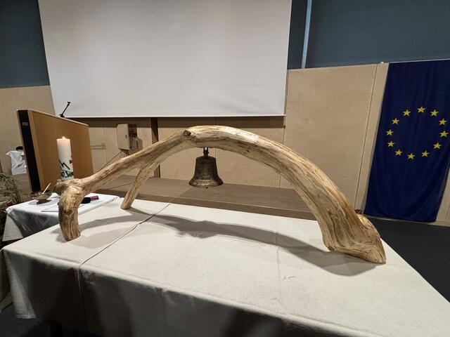 Diese Glocke wurde in der schuleigenen Metallwerkstatt gegossen und wird am Dach des sanierten Bauernhauses Platz finden. | Foto: Sarah Braun