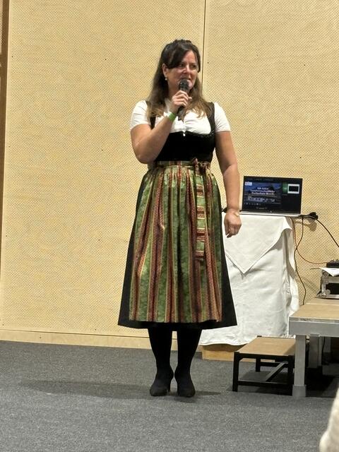 Brucks Bürgermeisterin Barbara Huber richtete ein paar Worte an die Anwesenden und erzählte, dass ihre beiden Töchter Absolventinnen der LFS Bruck sind und die Schulzeit hier in vollen Zügen genossen haben. | Foto: Sarah Braun