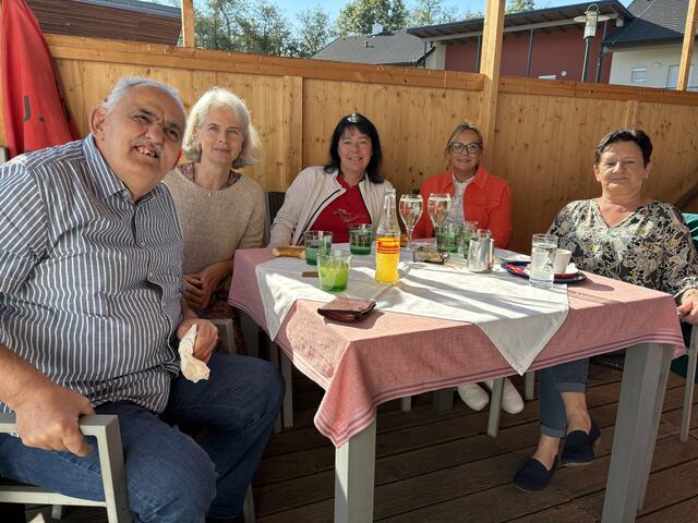 Das Elisabeth-Heim in Jennersdorf war ebenfalls mit Betreuerinnen und Klienten in Mogersdorf vertreten.  | Foto: Elisabeth Kloiber