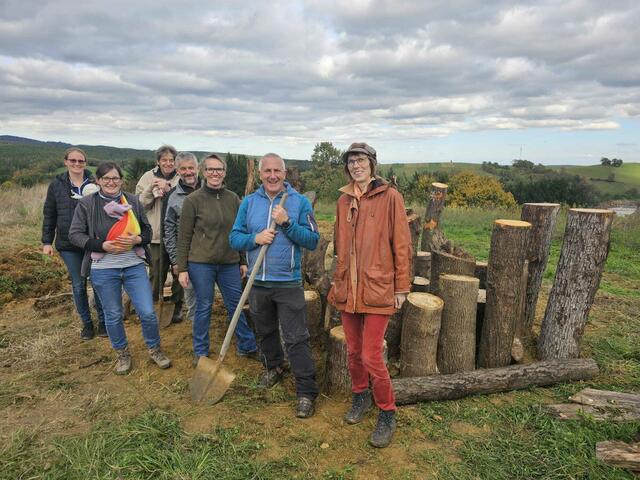 Glückliche Workshopteilnehmerinnen und Teilnehmer vor der fertigen Käferburg (in der Mitte Sylvia Fruhmann und Georg Berbuch). | Foto: Fruhmann Sylvia