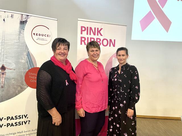 Bürgermeisterin Andrea Reichl (Mitte) lädt für Sonntag, den 20. Oktober, zum Pink-Ribbon-Frühstück ins Gemeindeamt Deutsch Kaltenbrunn. | Foto: Elisabeth Kloiber
