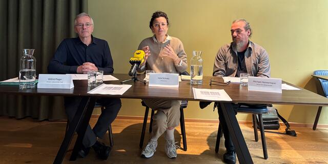 Das Bündnis gegen Armut und Wohnungsnot präsentierte heute, Montag, ein Forderungspaket für leistbares Wohnen.
v.l. n.r: Wilfried Pleger (Lebenshilfe Tirol), Julia Schratz (Lilawohnt), Michael Hennermann (Verein für Obdachlose)
 | Foto: SKN