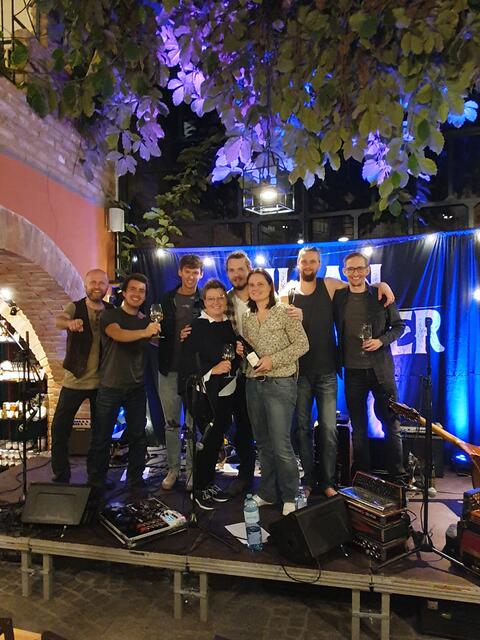 Julian Grabmayer und Band, GF der Alten Schmiede Susanne Höllerer(links) und Michaela Maglock vom Weingut Oskar Hager (rechts)

  | Foto: Alte Schmiede