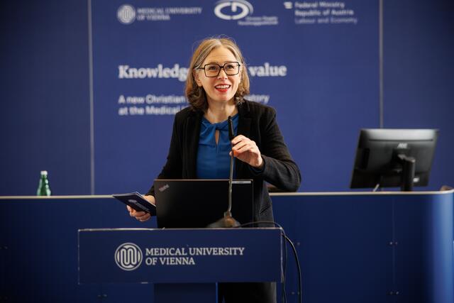 Michaela Fritz, Vizerektorin für Forschung und Innovation an der MedUni Wien, hebt hervor, dass die Forschung im neuen Labor das Vertrauen in die Brustkrebsdiagnostik stärken und mehr Frauen zur Teilnahme an Vorsorgeuntersuchungen bewegen soll. | Foto: Medizinische Universität Wien/APA-Fotoservice/Hollunder