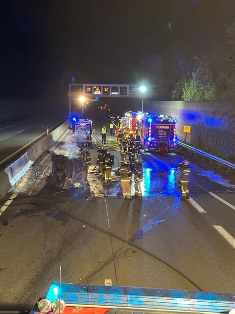 Die A10 Tauernautobahn war nach dem Unfall für rund eine Stunde für den kompletten Verkehr gesperrt. | Foto: FF Niederalm