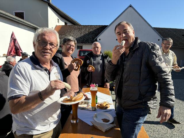 Weißwurst und Brezen wurden in Mogersdorf aufgetischt.  | Foto: Elisabeth Kloiber
