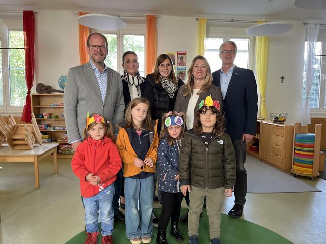 v. l. Baurecht (Bezirksvorsteher, SPÖ), Frick (Inspektorin St. Nikolausstiftung), Glinz (Kindergartenleitung) und Emmerling (Gemeinderätin, Neos) und Walter (Geschäftsführer St. Nikolausstiftung). | Foto: St. Nikolausstiftung