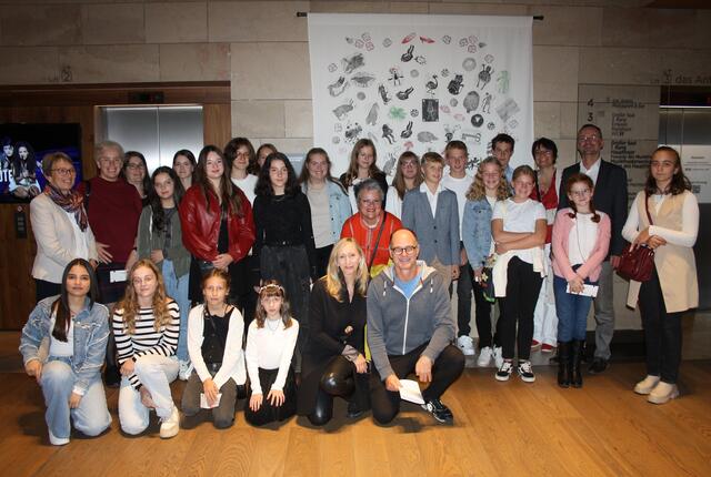 Die Hartkirchner Mittelschüler lernten die amerikanische Musical-Autorin Jennifer Paulson-Lee (vorne Mitte) kennen. | Foto: MS Hartkirchen