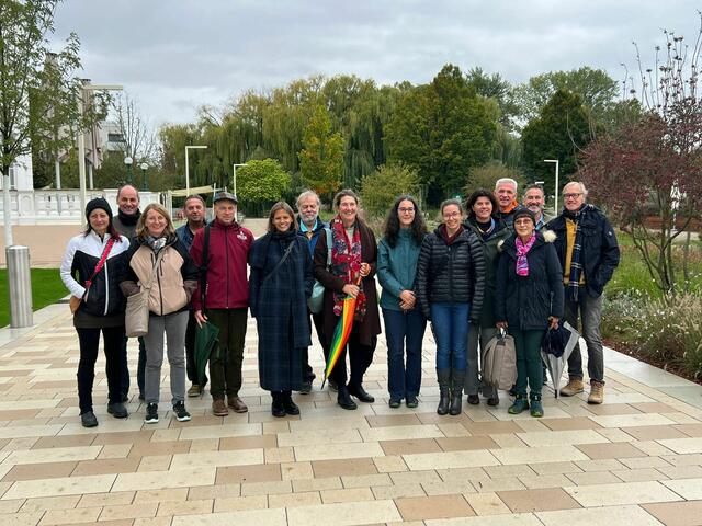 Die Delegation der Vöcklabrucker Grünen mit Vertretern der Stadt am Nibelungenplatz in Tulln. | Foto: Grüne