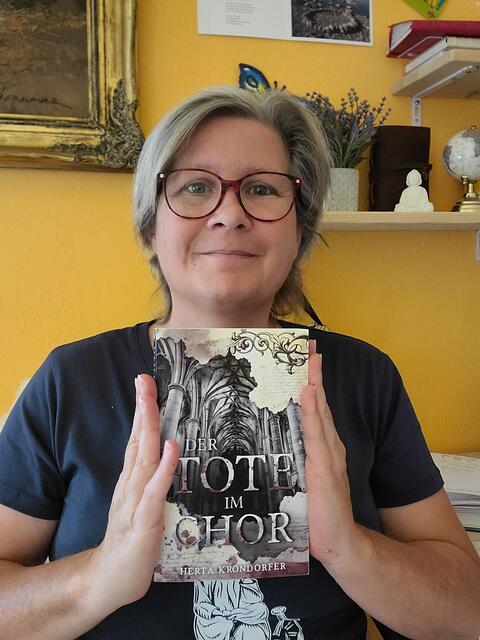 Autorin Herta Krondorfer mit ihrem neuen Buch "Der Tote im Chor"  | Foto: Krondorfer