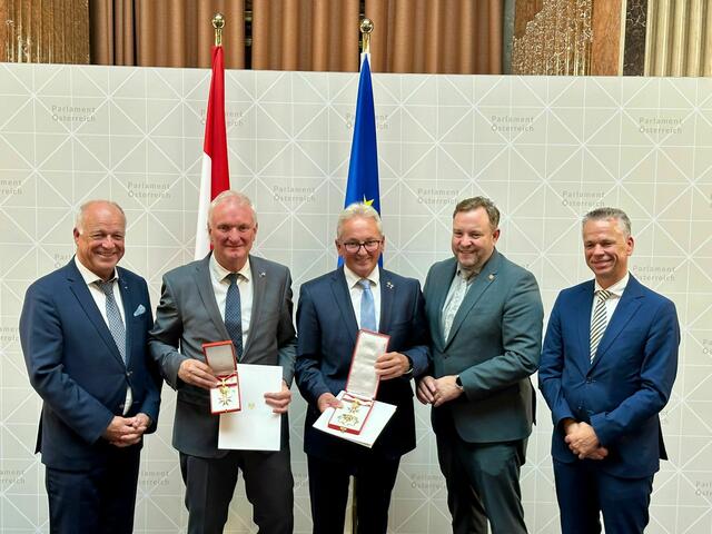 Günther Novak (2.v.l.) bei der Verleihung in Wien. | Foto: Privat