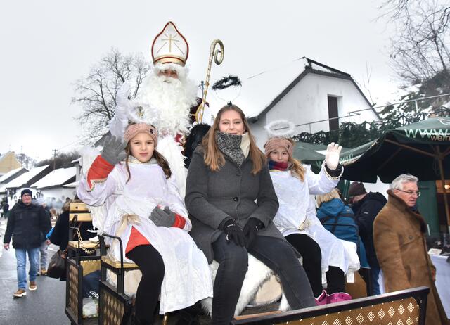 Der Advent in den Kellergassen zieht viele Tagestouristen in den Bezirk. Am Foto zieht der Nikolaus durch die Kellergasse Hadres und verteilt Süßigkeiten. | Foto: Herbert Schleich