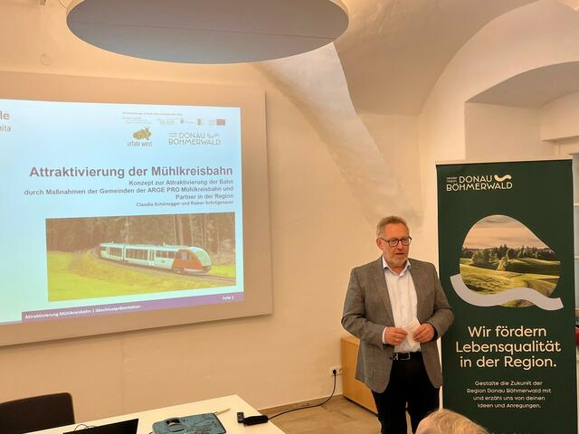 „Wir müssen an die Zukunft der gesamten Region denken und die Mobilität nachhaltig und umweltfreundlich verbessern. Mit der Mühlkreisbahn haben wir zum Glück einen Verkehrsträger, der ausbaufähig ist und die Kapazitäten aufnehmen kann", sagt Kleinzells Bürgermeister Klaus Falkinger, Sprecher der ARGE Pro Mühlkreisbahn. 