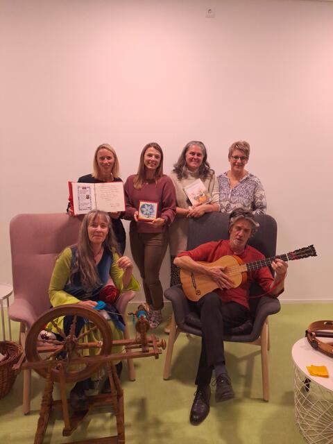Gelungene Kooperation: Veranstalter Monika Perner (Gemeindebücherei), Maria Lorenzatto (Kulturgröstl), Angelika Koidl und Simone Mühlsteiger (EKIZ) mit Frau Wolle und Peter Rabanser
