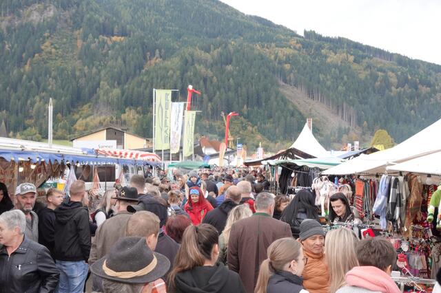 Zahlreiche Besucherinnen und Besucher nutzten den Sonntag für einen Besuch am überaus beliebten Maxlaunmarkt. | Foto: Michael Blinzer