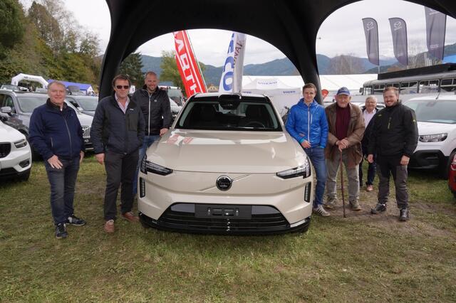 Das Autohaus Kössler gehört mit seinen drei Marken Fiat, Volvo und Peugeot schon seit jeher zu den Ausstellern am Maxlaunmarkt. | Foto: Michael Blinzer