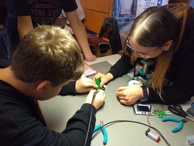 Praxisnah lernen die Jugendlichen eine Vielzahl an verschiedenen Berufen kennen. Nicht nur schauen, sondern selbst gleich Hand anlegen und ausprobieren. | Foto: Berufs- und Bildungsorientierung Kärnten ©