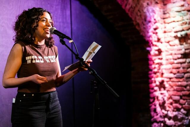Der große ÖSLAM24, der österreichische Poetry-Slam Wettbewerb steht in Graz auf dem Programm. Dabei ist auch Donia Ibrahim.  | Foto: Sascha Pseiner