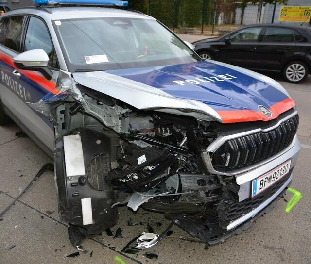 Ein alkoholisierter Lenker hatte sich eine Verfolgungsjagd mit der Polizei geliefert. Die endete mit einem Crash und mehreren Verletzten. | Foto: LPD Wien