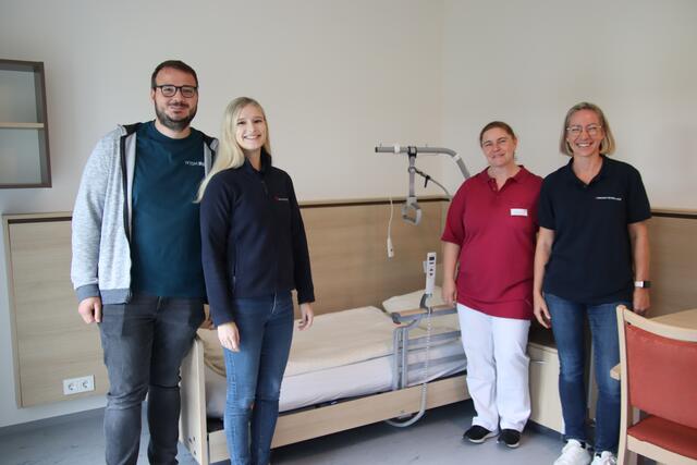 Sie arbeiten im Pflegeheim: Dominik Grandits, Sophie Ruck, Elisabeth Wallner, Ildiko Szász (von links). | Foto: Martin Wurglits