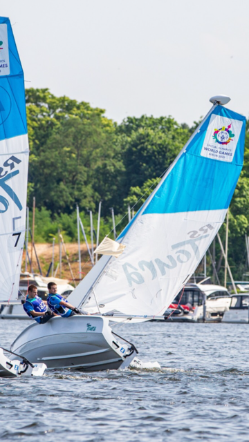 Im Sommer, wenn die Eislaufschuhe "ruhen", treibt es Dominik und seinen Bruder Patrik gerne aufs Wasser. Hier starteten die beiden bei den Special Olympics World Summer Games 2023 in Berlin. | Foto: Huber
