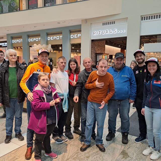 Andreas Goldberger, Daniel Hemetsberger (2. v. r) und Jaqueline Seifriedsberger (1. v. r) mit den Beschäftigten der Lebenshilfe OÖ in Ried.  | Foto: Lebenshilfe OÖ