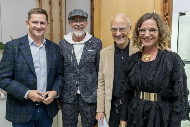 Bürgermeister Kurt Wallner (l.) und Sigi Nerath (2.v.r.), Organisator des Leobener Wirtschaftsfrühstücks gratulierten. | Foto: Klaus Pressberger