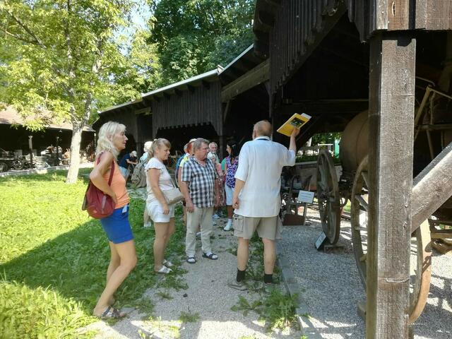 Fritz Chlebecek führte 2023 die Gäste, die mit dem Bürgerbus von Göppingen anreisten, durch die Wagenburg. | Foto: Christoph Hahn