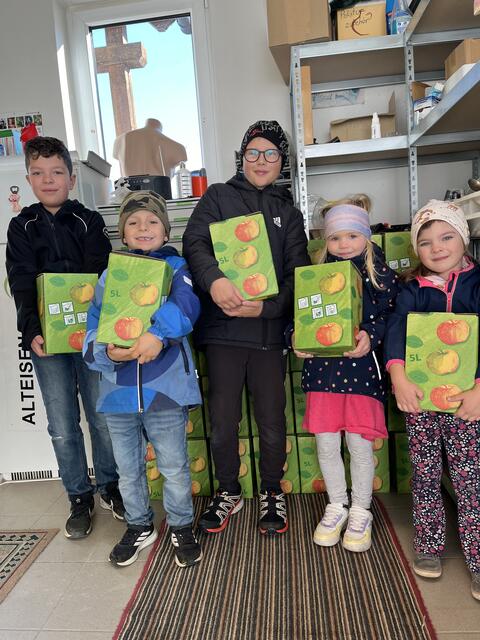 Kindergarten- und Volksschulkinder hatten riesen Spaß beim Sammeln der Äpfel und beim Pressen von 200 Liter Apfelsaft. | Foto: Christian Pinzker