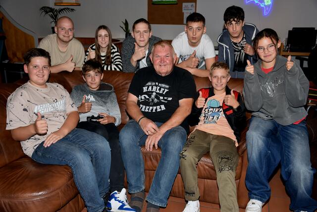 Juz-Leiter Johann Aichinger mit "seinen" Kids im neuen Juz im ehemaligen Bad-Restaurant.    | Foto: Robert Zinterhof