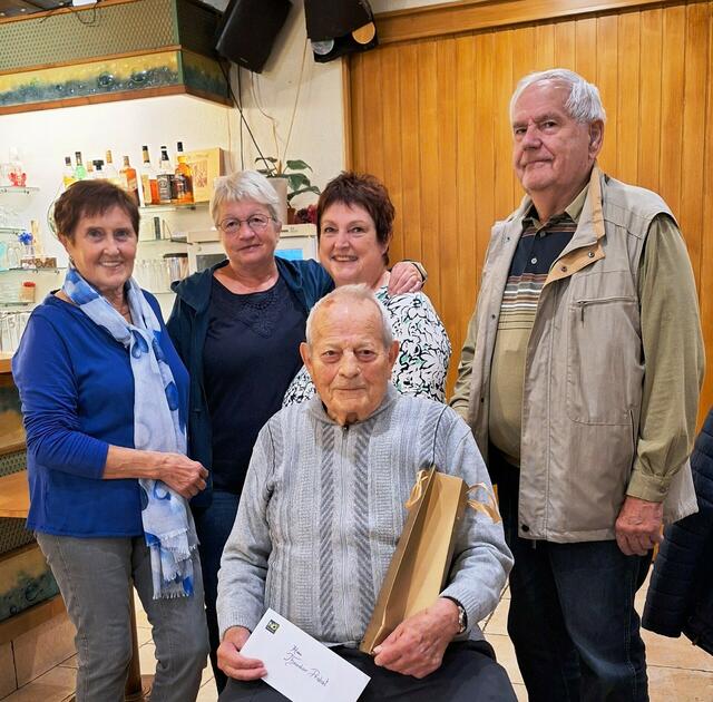 Auf dem Foto zu sehen (von links nach rechts): Hedwig Hofer (Obfrau), Brigitte Wiedermann, Anneliese Ledl, Herbert Prochaska (75) (sitzend) Theodor Probst (90) | Foto: Hedwig Hofer
