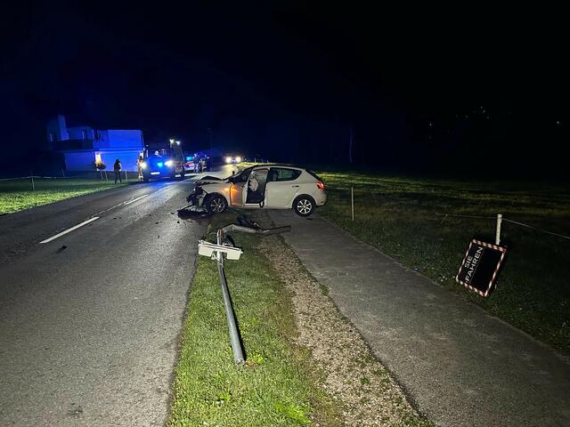 Der Wagen der jungen Lenkerin krachte gegen den Laternenmast.  | Foto: ZOOM-Tirol