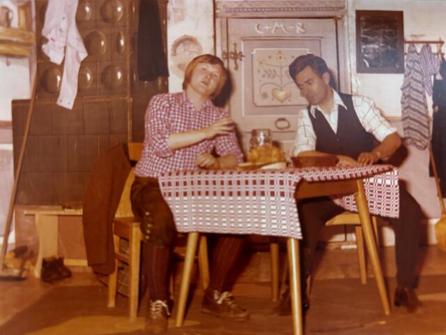 "Der Muhaggl" (1975) war das erste Stück, das gezeigt wurde. Auf der Bühne zu sehen: Franz Schneider und Werner Ginther (v.l.). | Foto: Heimatbühne Reutte