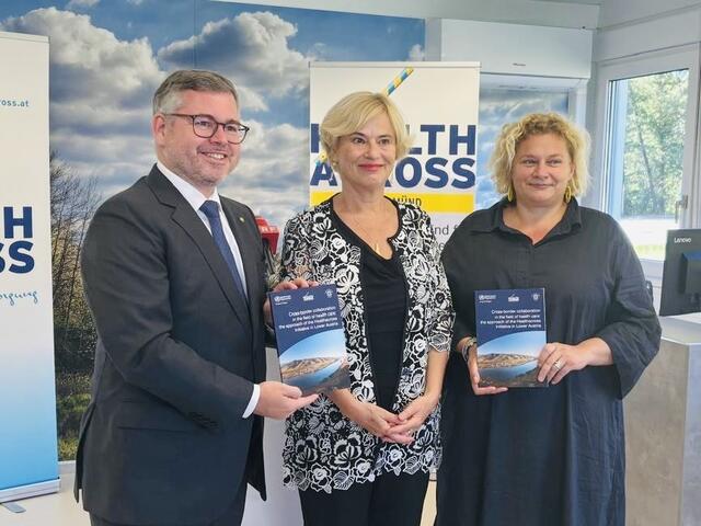 Die WHO veröffentlichte die zweite Publikation zu Gesundheits-Kooperationen NÖs mit den Nachbarländern. Diese wurde vor wenigen Wochen im Healthacross MED Gmünd präsentiert. Am Foto: Landesrat Ludwig Schleritzko, Bettina Menne und Elisabeth Bräutigam (v. l.). | Foto: Pilz