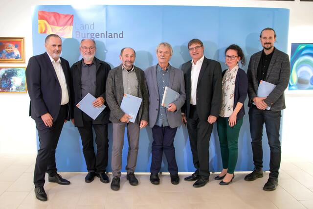 Von links: Landeshauptmann Hans Peter Doskozil, Kurt Pieber und Rudolf Hochwarter (beide Preisträger in der Sparte Sachbuch), Gottfried Reszner (Preisträger in der Sparte Kinder- und Jugendbuch), Gunter Desch-Drexler (Gremium des Papier- und Spielwarenhandels), Silke Rois (Landesverband der Bibliotheken), Thomas Hofer (Buchpreisträger für Belletristik). | Foto: Landesmedienservice