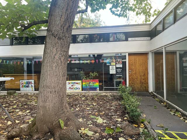 Mayr kuratiert einen kleinen Ausstellungsraum in der evangelischen Kirche in der Braunhubergasse. | Foto: Pia Rotter/MeinBezirk