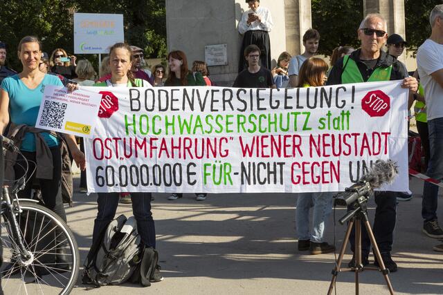 Aktivisten stoppten die Arbeiten beim Bau der Ostumfahrung in Wiener Neustadt. | Foto:  Weingartner-Foto / picturedesk.com