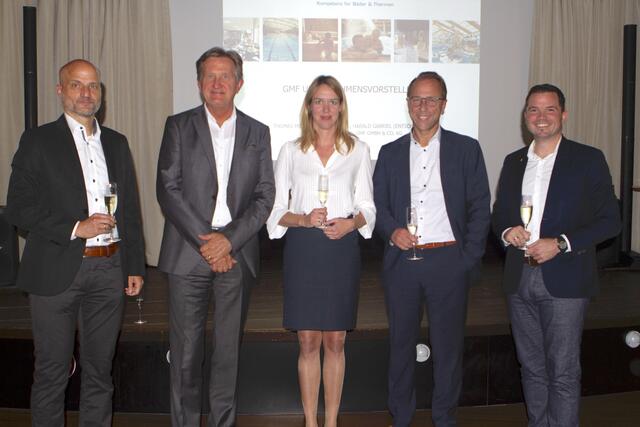 Vor der Mitarbeiterversammlung im Hotel Allegria: Thomas Meier (GMF), Werner Cerutt (Landesholding), Manuela Klawatsch (Landesholding), Michael Bäuml (GMF) und der neue Generalmanager Marcel Pomper (von links). | Foto: Allegria