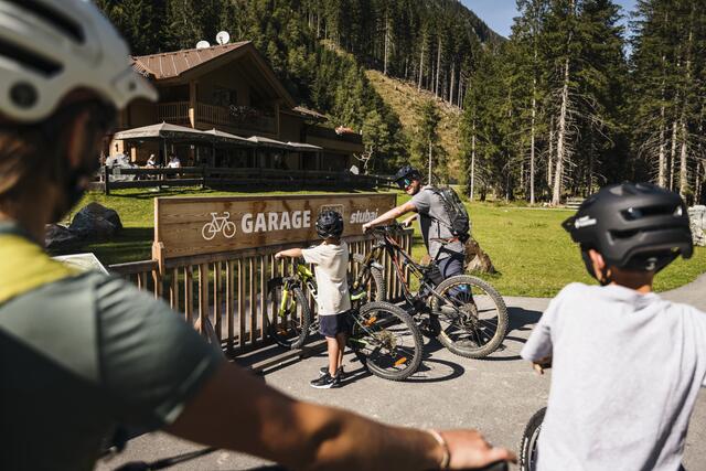 Der Verlauf der Sommersaisonen belegt, dass die (Stamm)Gäste dem Stubaital die Treue halten. Auch deshalb genießen der weitere Ausbau und die Instandhaltung des hochwertigen Angebots mit Wilde Wasser Weg, Sunnenseit’n Weg, Baumhausweg, Waldtierweg, Naturschauplätzen, Stubaier Höhenweg, Natur-Aktivpark Klaus Äuele oder eben dem Stubai Radweg höchste Priorität. | Foto: Max Dräger