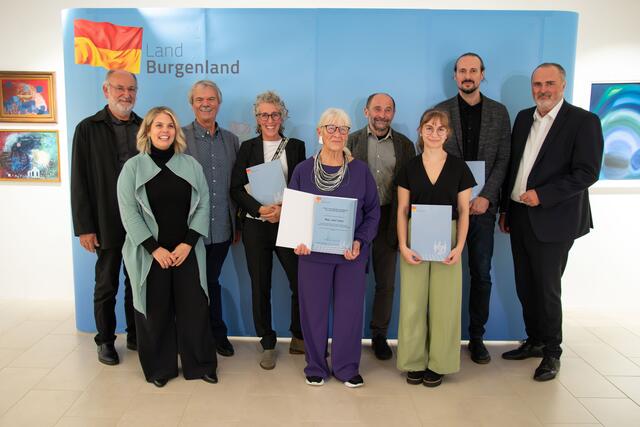 Preisverleihung in Mattersburg: Kurt Pieber (Preisträger in der Sparte Sachbuch), Abteilungsvorständin Claudia Priber, Gottfried Reszner (Preisträger in der Sparte Kinder- und Jugendbuch), Michaela Bruckmüller (Preisträgerin für zeitgenössische bildende Kunst), Jutta Treiber (Preisträgerin für Kinder- und Jugendbücher), Rudolf Hochwarter (Preisträger in der Sparte Sachbuch), Lida Limmer (Siegerin Musikwettbewerb "Morgen 24"), Thomas Hofer (Buchpreisträger für Belletristik), Landeshauptmann Hans Peter Doskozil (von links) | Foto: Landesmedienservice