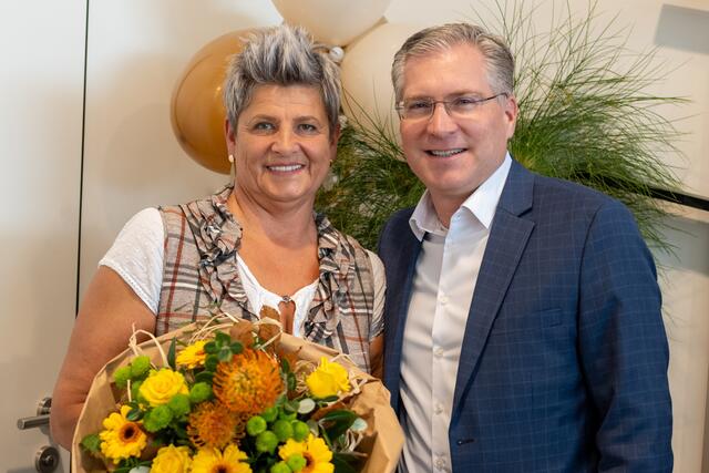 Bürgermeister Martin Kulmer gratulierte heute mit einem Blumenstrauß zum runden Jubiläum.

 | Foto: Stadt St. Veit
