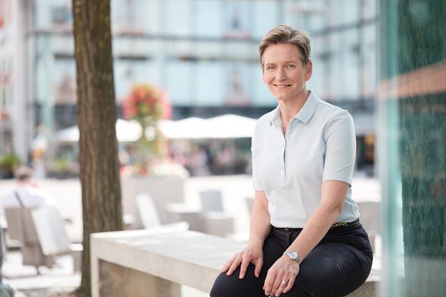 Almut Cobet, erste Bürgermeisterin der Partnerstadt Göppingen, erklärt: "Zwischen den beiden Stadtverwaltungen hat sich ein reger Austausch etabliert." | Foto: Thomas B. Jones.