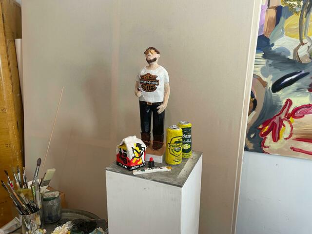 Leo Mayr stellt Figuren aus Ton her. Es sind häufig auch Leute, die er in Simmering sieht. | Foto: Pia Rotter/MeinBezirk