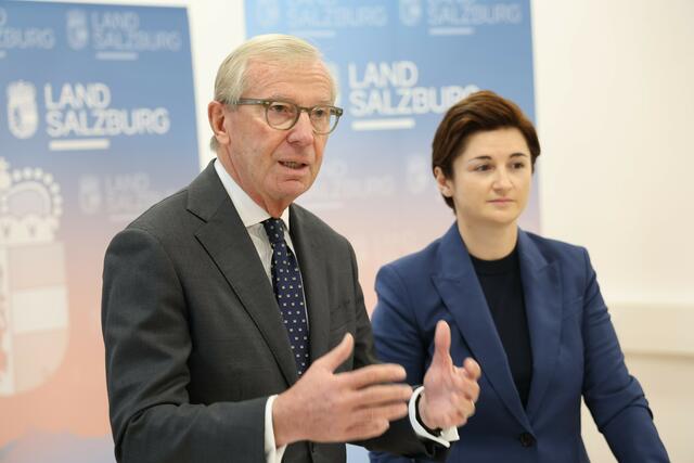 Landeshauptmann Wilfried Haslauer und Landeshauptmann-Stellvertreterin Marlene Svazek bei der Präsentation des Budgets 2025. | Foto: Land Salzburg / Franz Neumayr