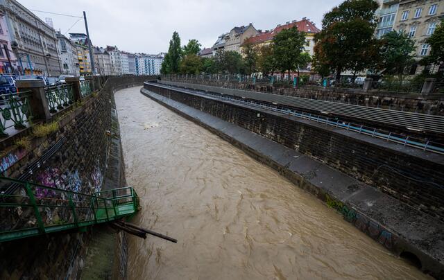 Das Hochwasser bei der Pilgramgasse beschädigte das Flussbett des Wienflusses stark. Jetzt muss dieser Umgeleitet werden. | Foto: GEORG HOCHMUTH / APA / picturedesk.com